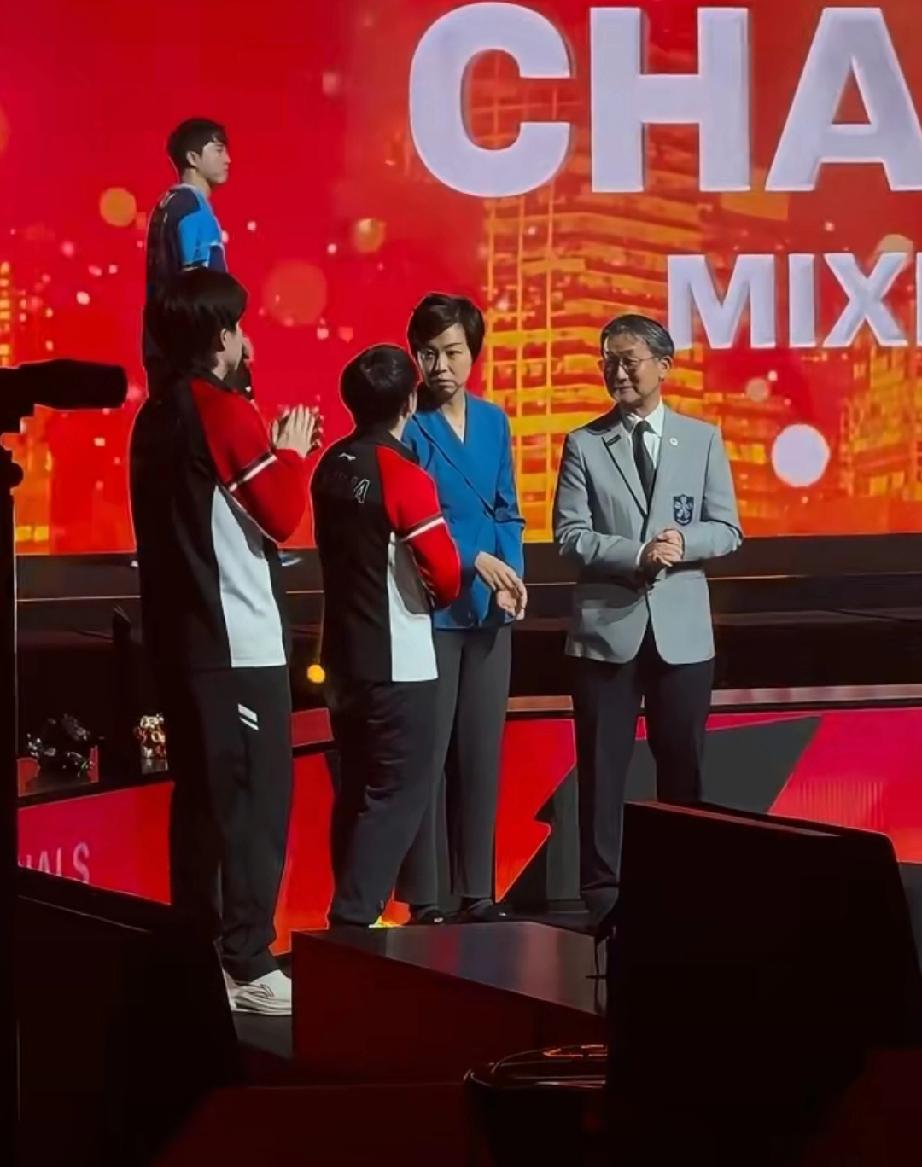 WTT香港年终总决赛混双颁奖礼，“大魔王”张怡宁现身，为冠亚军组合颁奖。由于孙