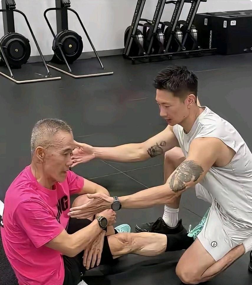 王石啊王石，都75岁了，咱真得服老啦。瞧你最近健身，累得瘫坐在地上，大口大口地喘