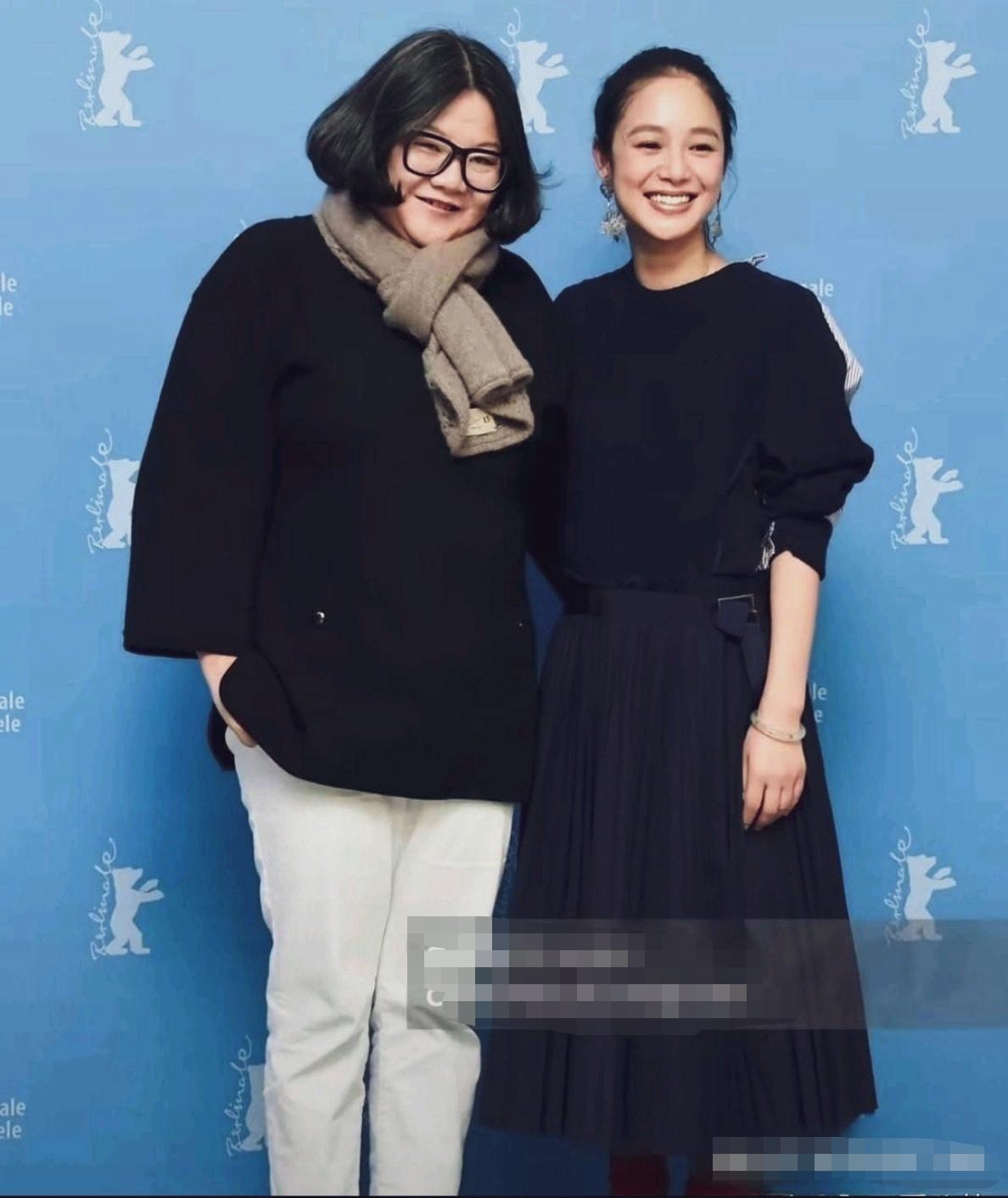 洪晃周韵同款，周韵笑容明媚，是有名的大美女。洪晃虽然其貌不扬但有大家闺秀的气质。