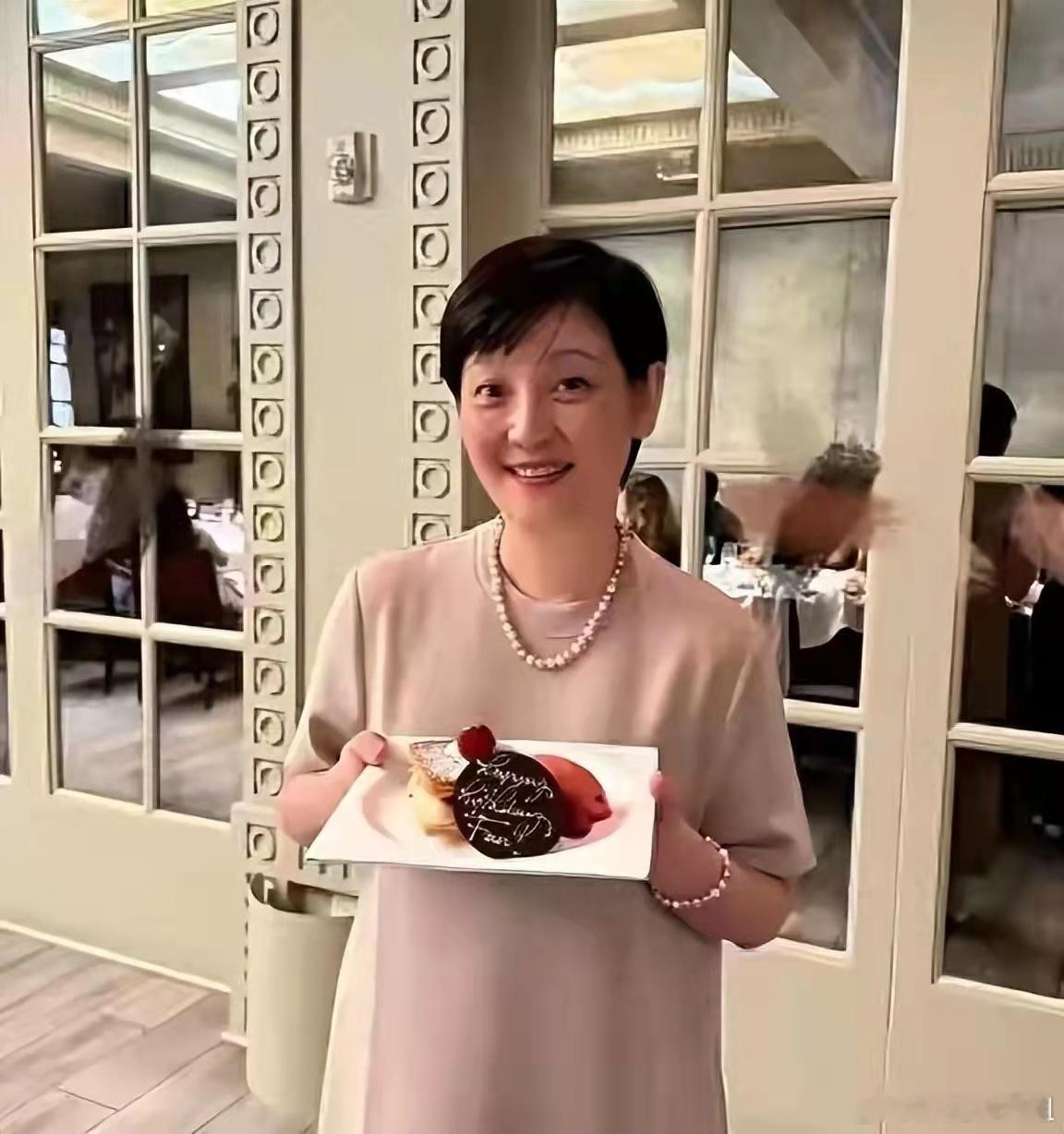 58岁徐帆在美国办生日宴，冯小刚亲自操办排场很大，养女徐朵露面！​​​