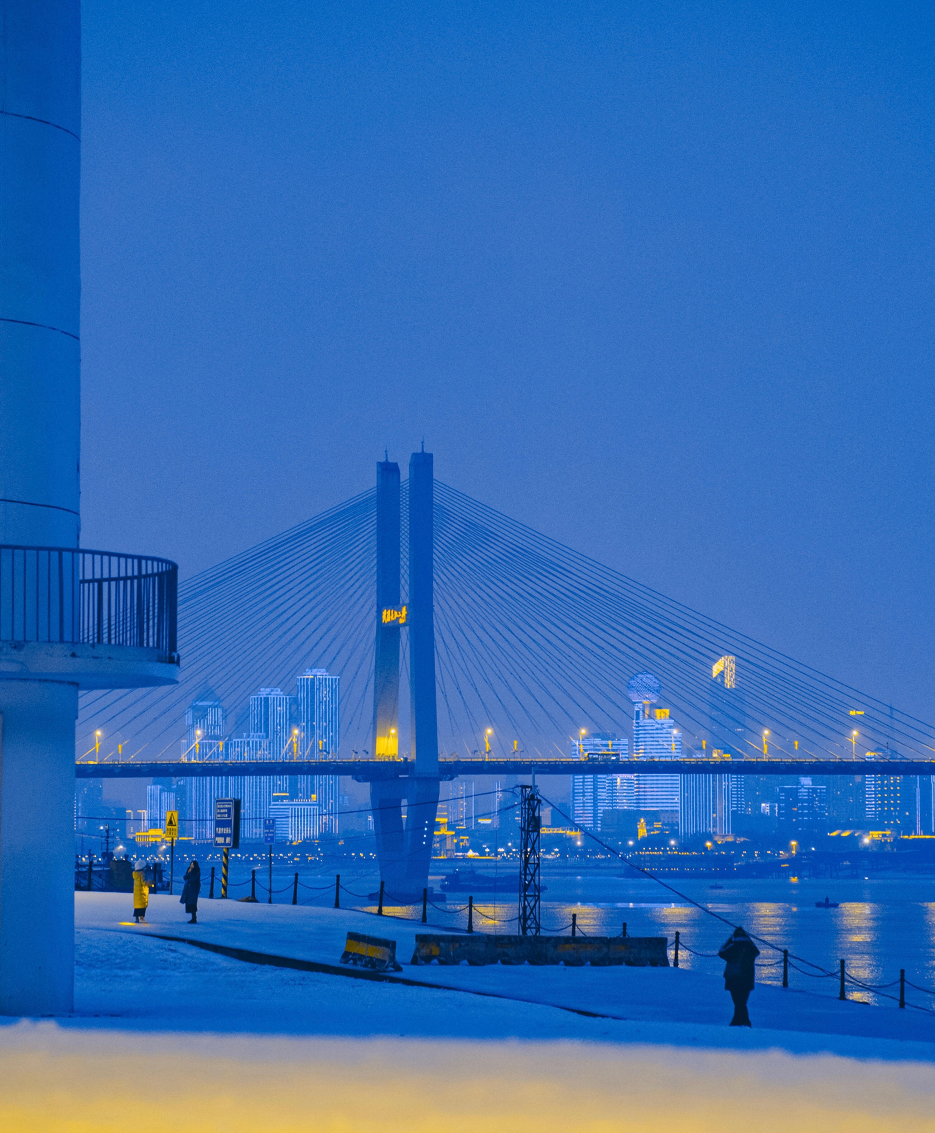 雪后的武汉江滩误入动漫世界雪后的武汉江滩误入动漫世界😎拍到了武汉江滩蓝调的雪
