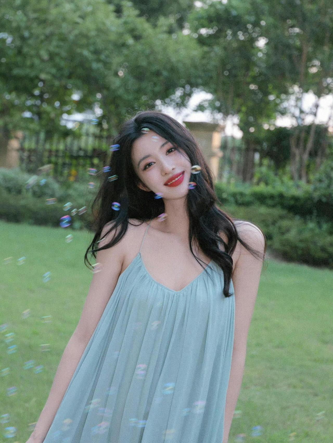 王楚然风把黄昏揉成碎金落在你发梢薄荷色的裙摆盛着一整个夏天的温柔彩色的