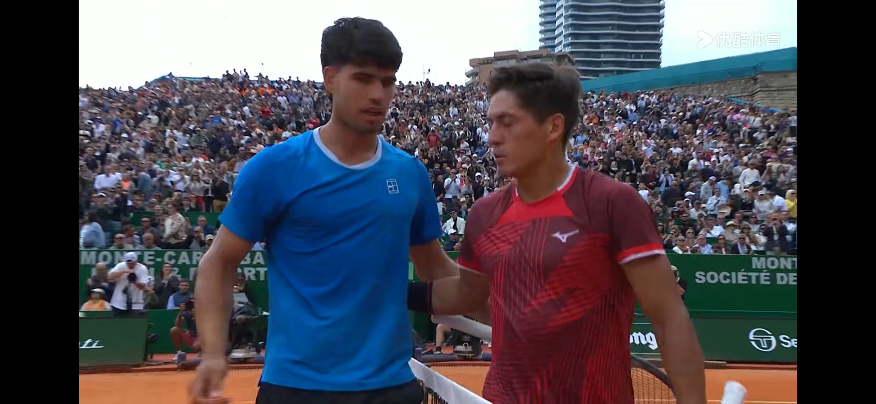 虽然第二盘3-0、40-0领先的情况下，差点被追成4-4。但阿尔卡拉斯关键时刻还