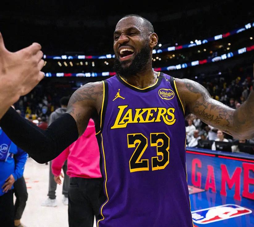 詹姆斯几乎是填满数据栏，这就是老将的风彩，球队缺少什么他就补什么，还有一次平框接