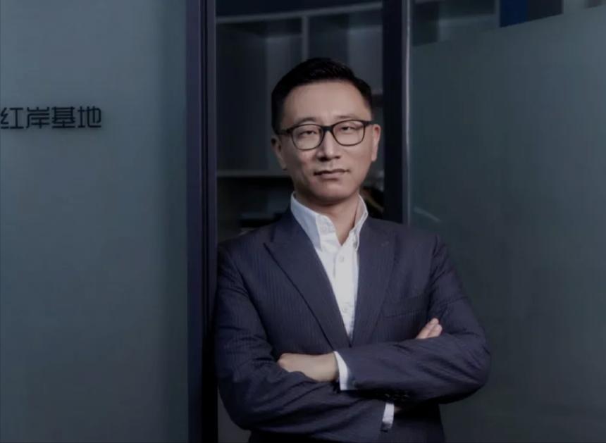 45岁名校出身的企业高管，满腹学识、精通法理，本该前途坦荡，却把聪明全用在了歪路