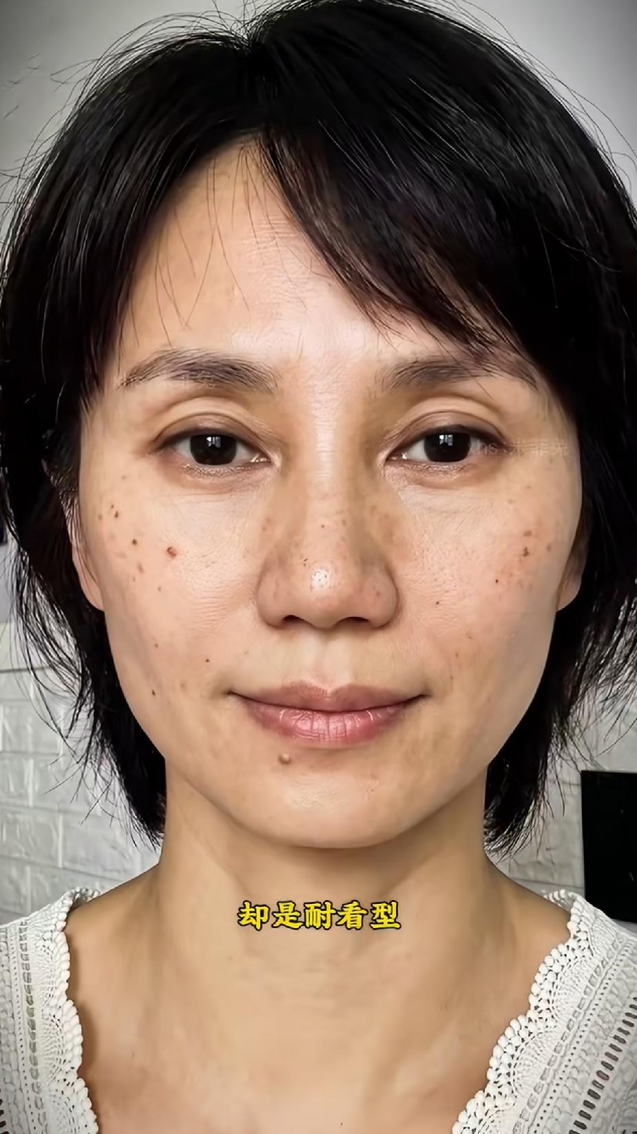袁泉没有化妆的照片，高清镜头下素颜脸上的斑斑点点很清晰，五官没有变化，化妆后很美