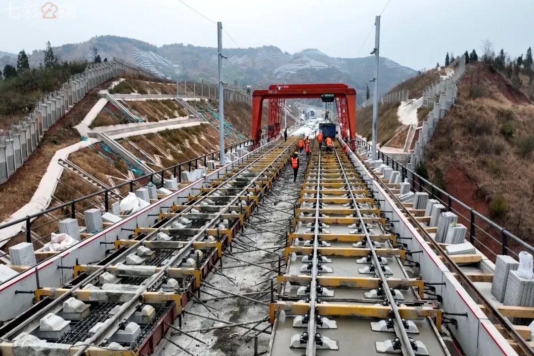 2026年2月8日，随着最后一段道床板混凝土浇筑完成，由中铁十六局承建的渝昆高铁