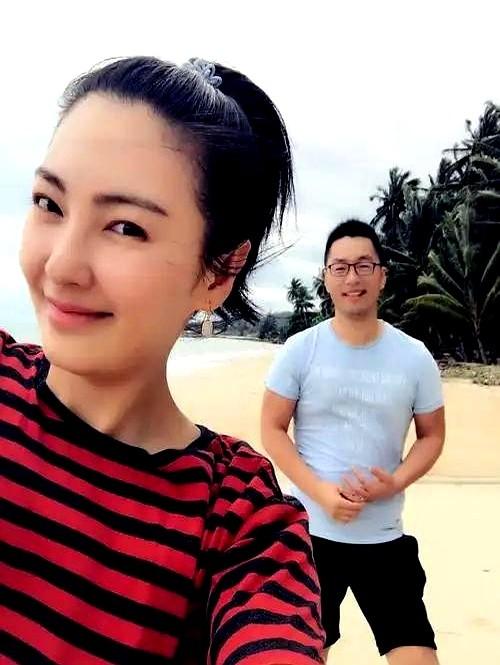 2016年，张雨绮与相识短短70天的富商袁巴元闪婚，不久后就生下一对龙凤胎。