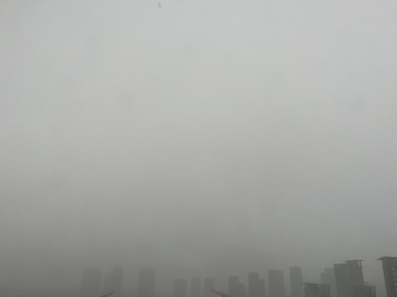 成都今天大暴雨啊！！！成都这天感觉漏了样，一直这么大雨，早上七点就在下，都十