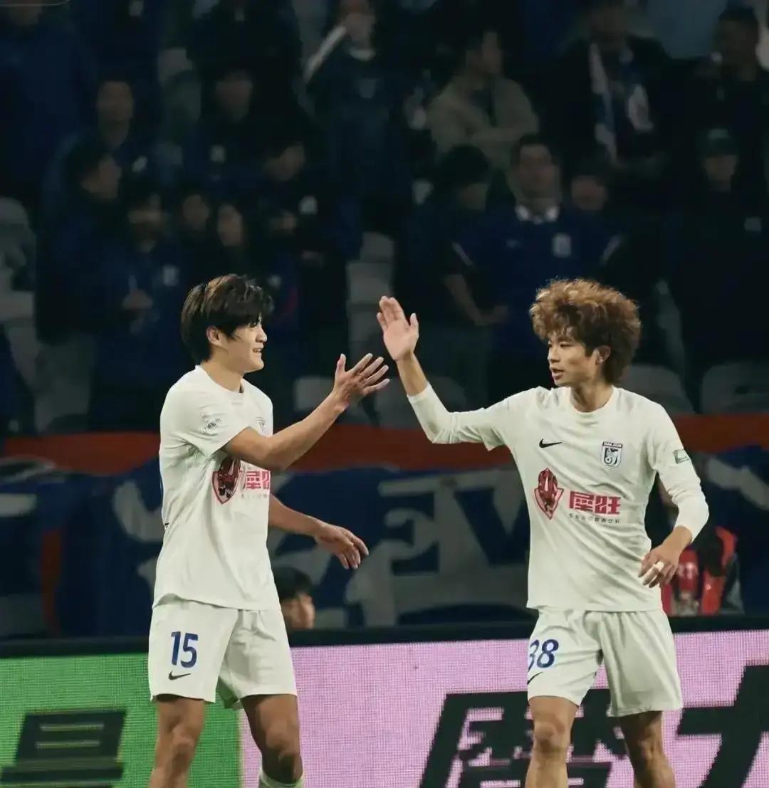 别信“回家”的温情故事。海港召回刘祝润，是一次冰冷的数学计算。教练组报告写