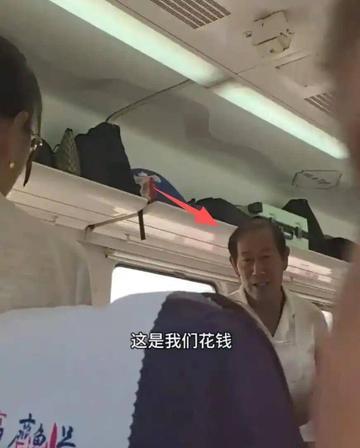 近日，列车上一位老人买的是无座票，上车后看见座位上坐着一个小孩子，就主动上前，让