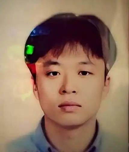 不得不说，罗永浩年轻那会儿确实要比他前老板年轻那会儿长的帅多了，当年找的女朋友也