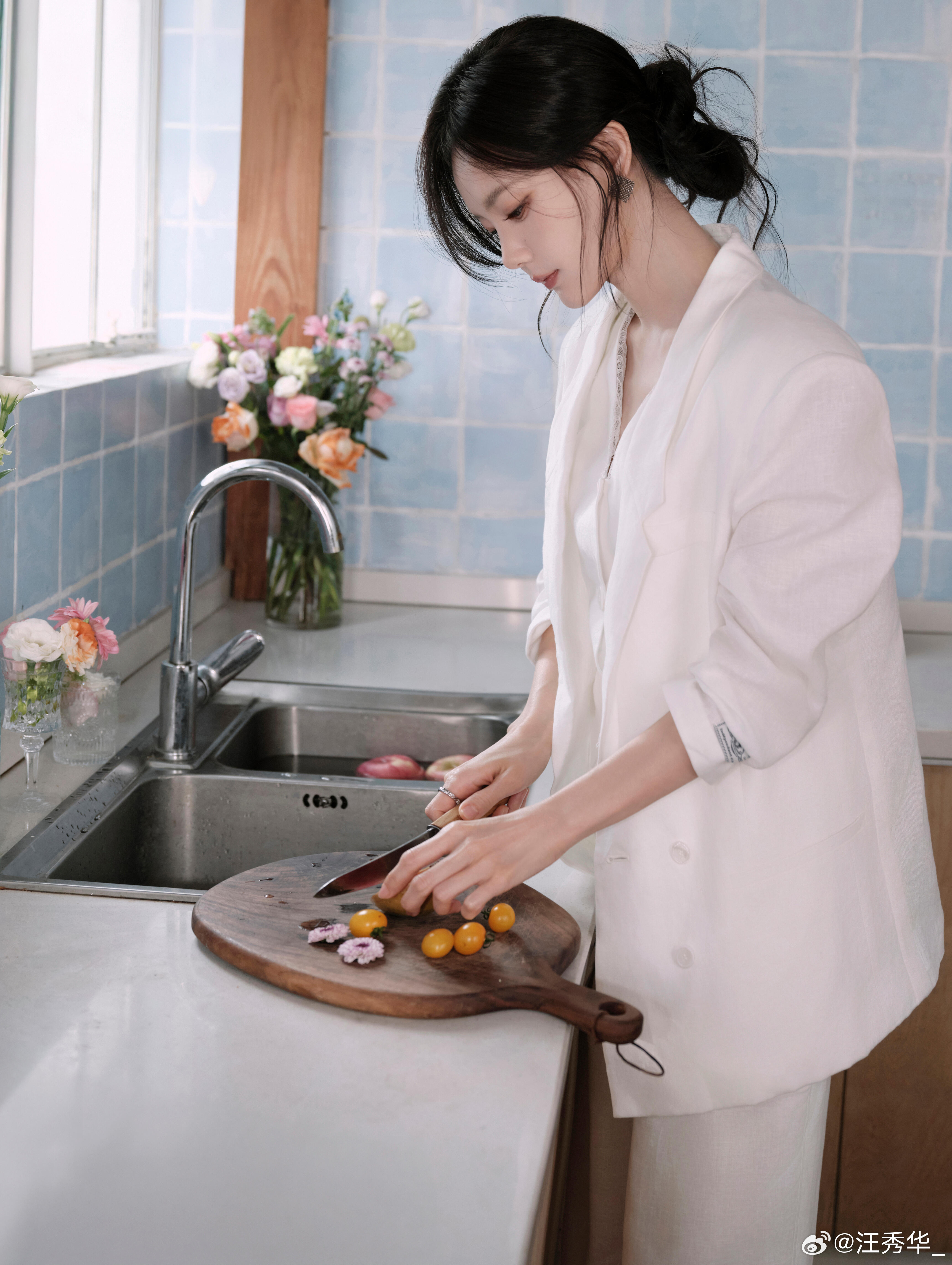 谁把李一桐挤成这样了这是被谁按在墙上了？五官都快挤成一团了，还硬撑着营业微笑，那