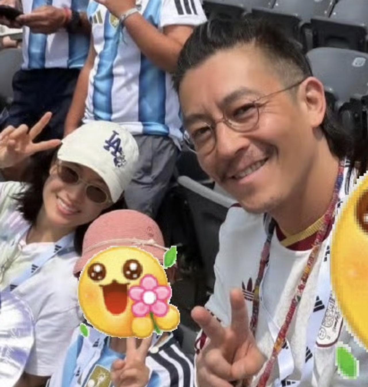 45岁陈冠希带妻子女儿看世界杯，胡子拉碴很沧桑。7月19日世界杯决赛，不少明