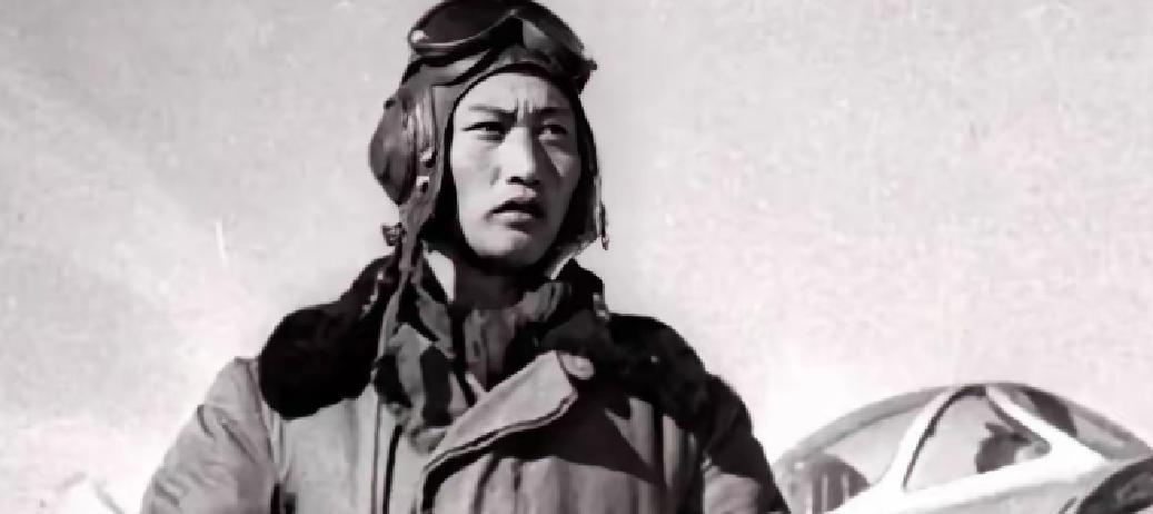1951年，志愿军飞行员刘玉堤在返航途中，无意间发现，自己身下竟有一群黑压压的敌