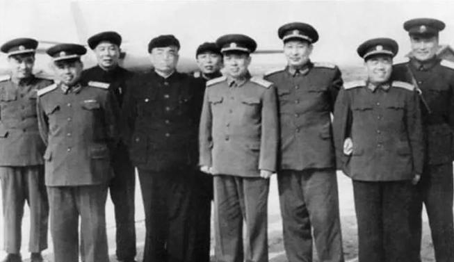 建国初，甚至有部分将帅手握几十万兵力，为何没一人敢拥兵自重？“老彭，你看这中