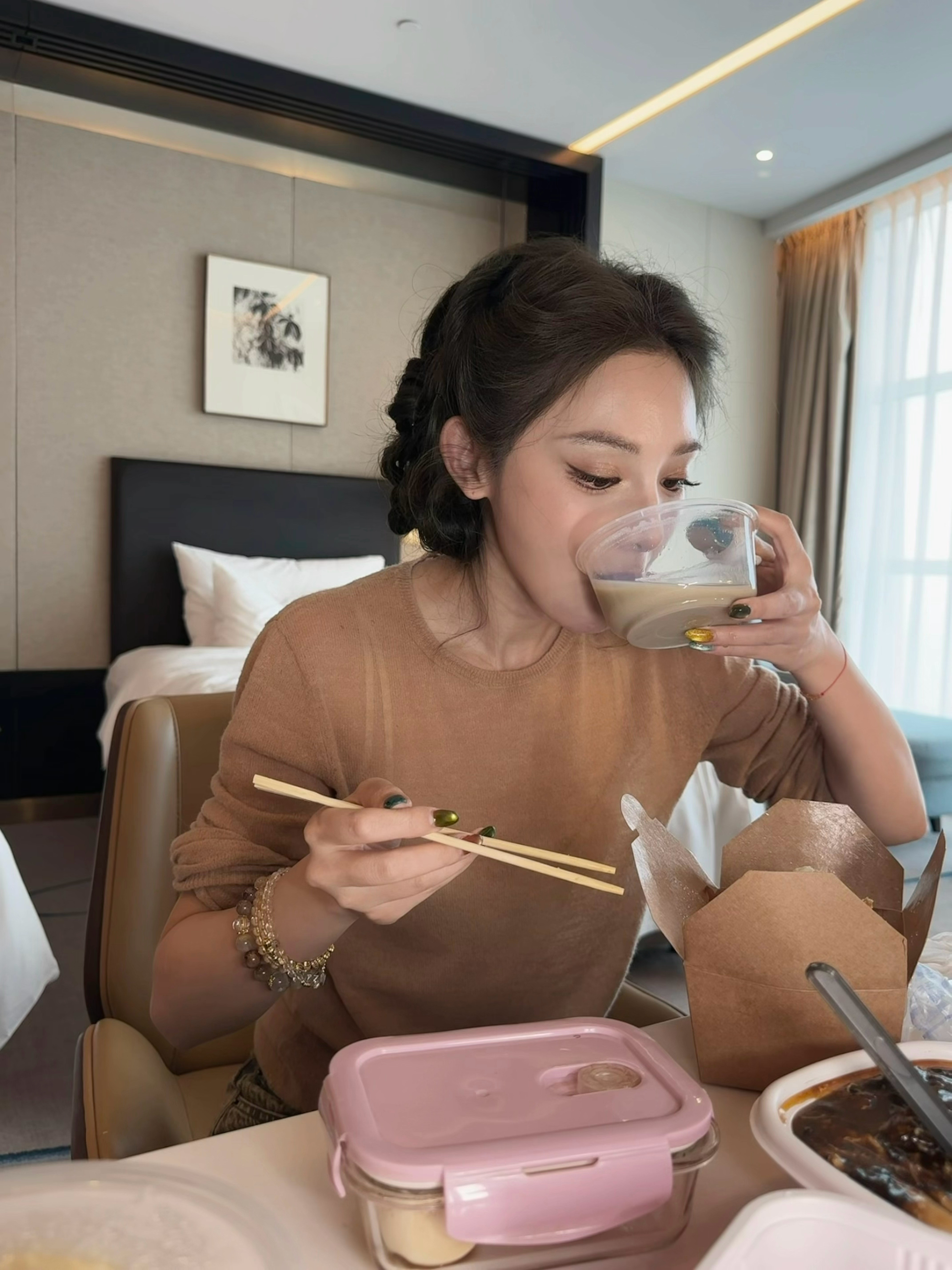 彭小苒走红毯前喝豆汁北京国际电影节彭小苒的美图我搜走了，但是豆汁留给你们。我就