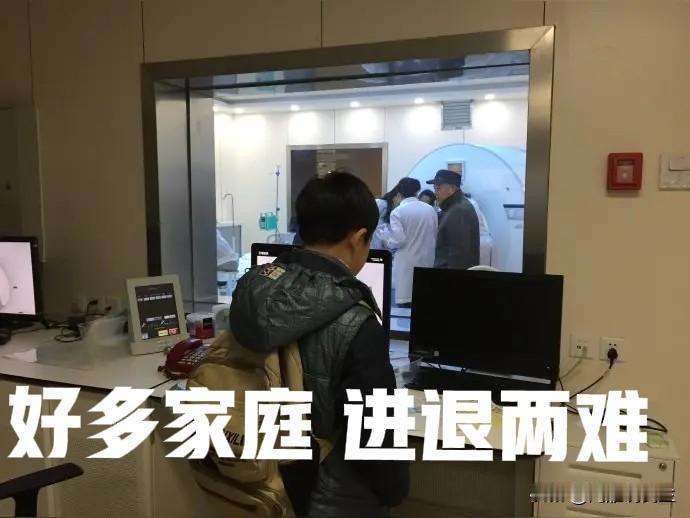 你发现没有，现在父母也想开了，原来砸锅卖铁供孩子上大学，现在不想勒紧裤腰带供孩子