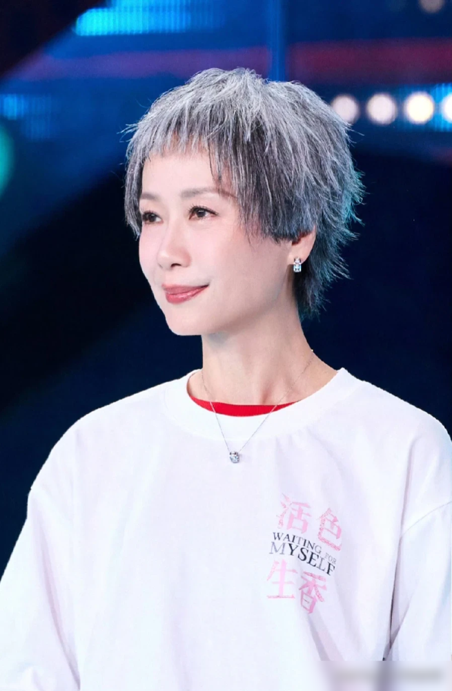 63岁叶童自己拿剪刀咔咔剪了个齐刘海，全网惊了。这姐是真没把年龄当回事。别人退休带孙子，她在家研究发