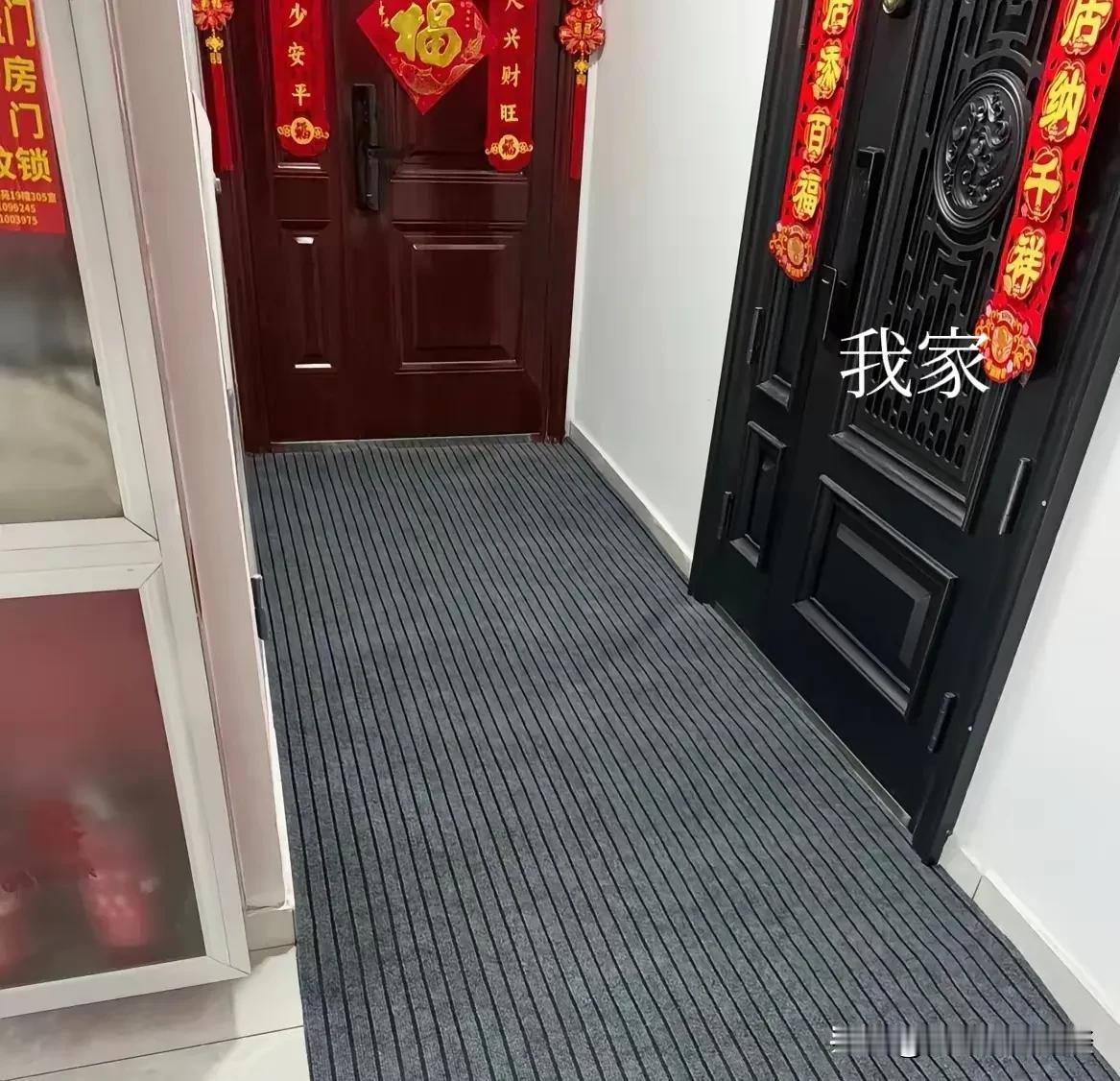 这样的邻居做法，你会喜欢他吗？下班回家，发现我家门口的小红地毯没了，北张有的有长