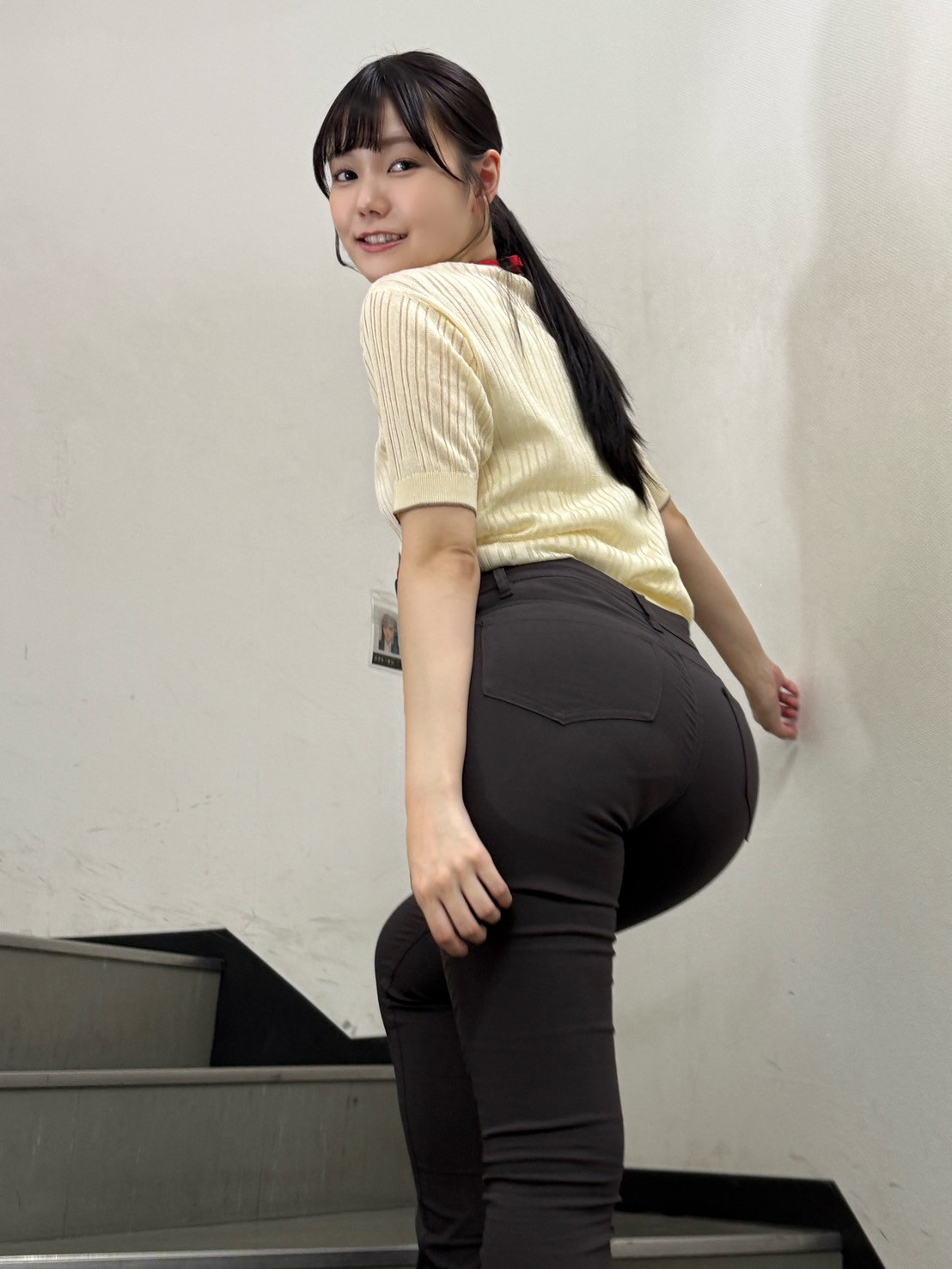 上楼梯，最好不要走女孩子的后面