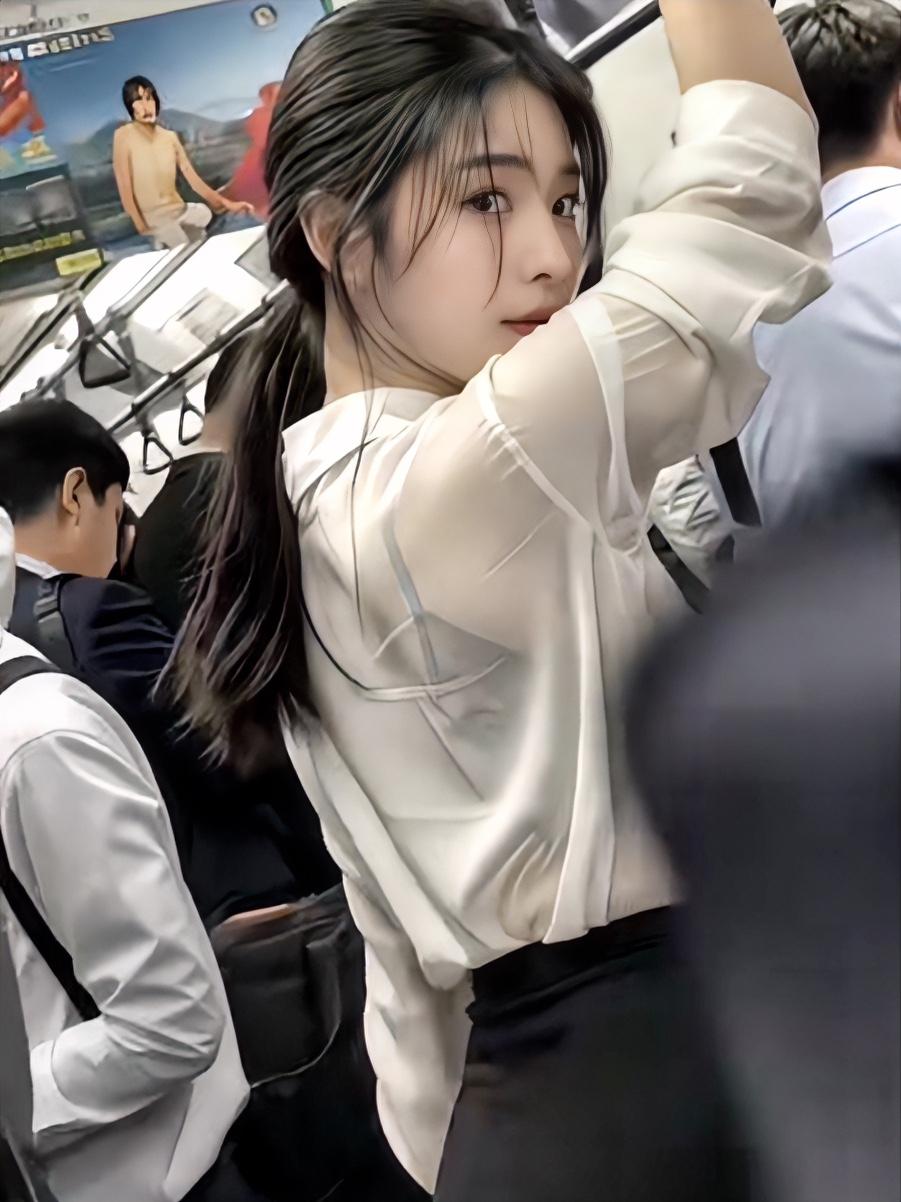 偷看被发现了？要不要主动去要联系方式呢？