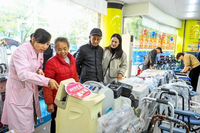 银发经济市场规模有望达30万亿元！不是噱头，是每个家庭都能摸到的红利别再觉