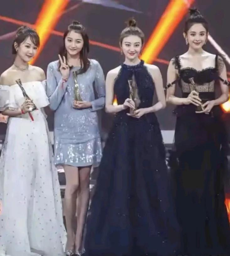 杨紫，关晓彤，景甜，还有一位叫不出名字的美女站在一起，各有各的美。杨紫灵动俏