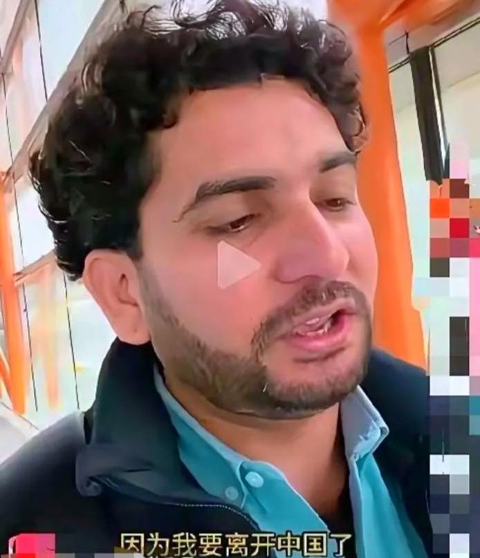 签证马上到期，才想起在中国装可怜。这波“变脸”戏码，看得人血压直飙！前