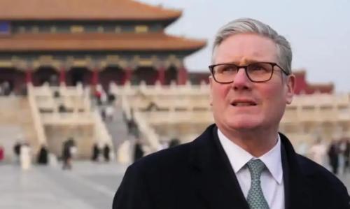 英国首相回国了，在中国待了4天3夜，对他来说触动很大，这两张照片可以看出他内心世