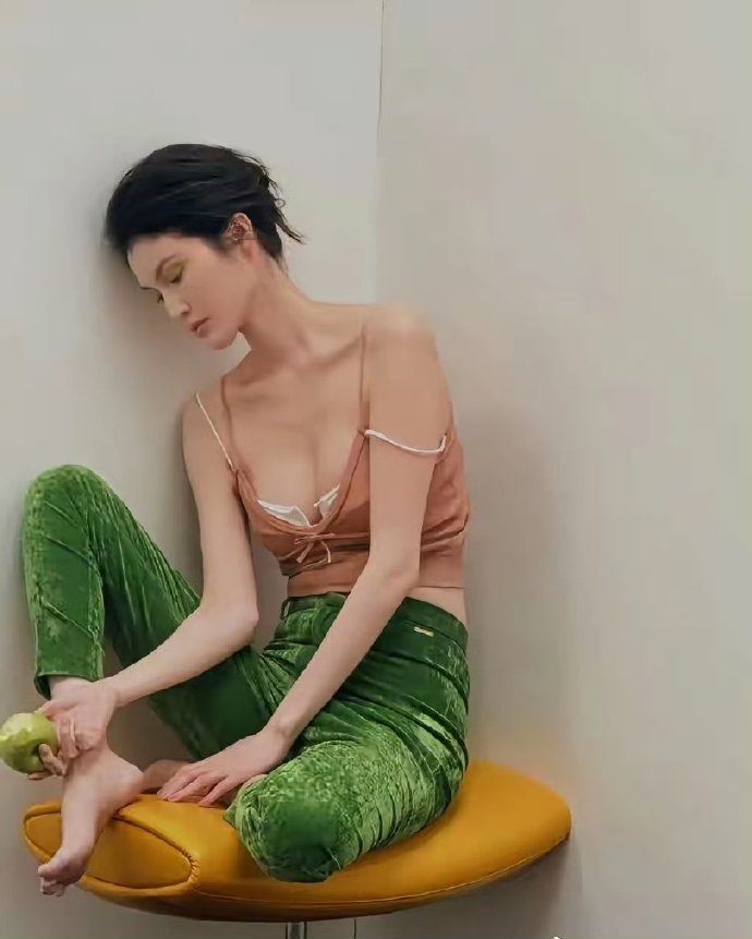 何穗产后身材好好，白白瘦瘦，这状态绝了​​​