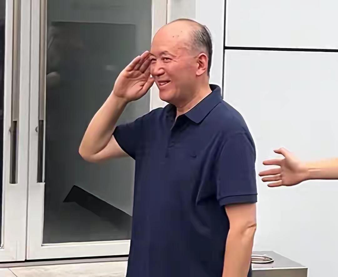 小品演员郭达：如今已经70岁，如今定居西安一个老式居民楼，无电梯，每日爬楼健身。