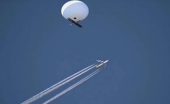 美国的高空侦察气球飘到我国来了？那也不能留着它！中国空军干了件漂亮事。一架不