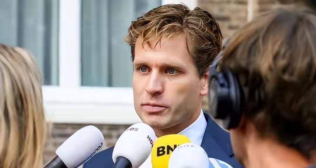 荷兰经济大臣文森特·卡雷曼斯恐怕做梦也没想到，他亲手点燃的一把火，最终会烧向自己