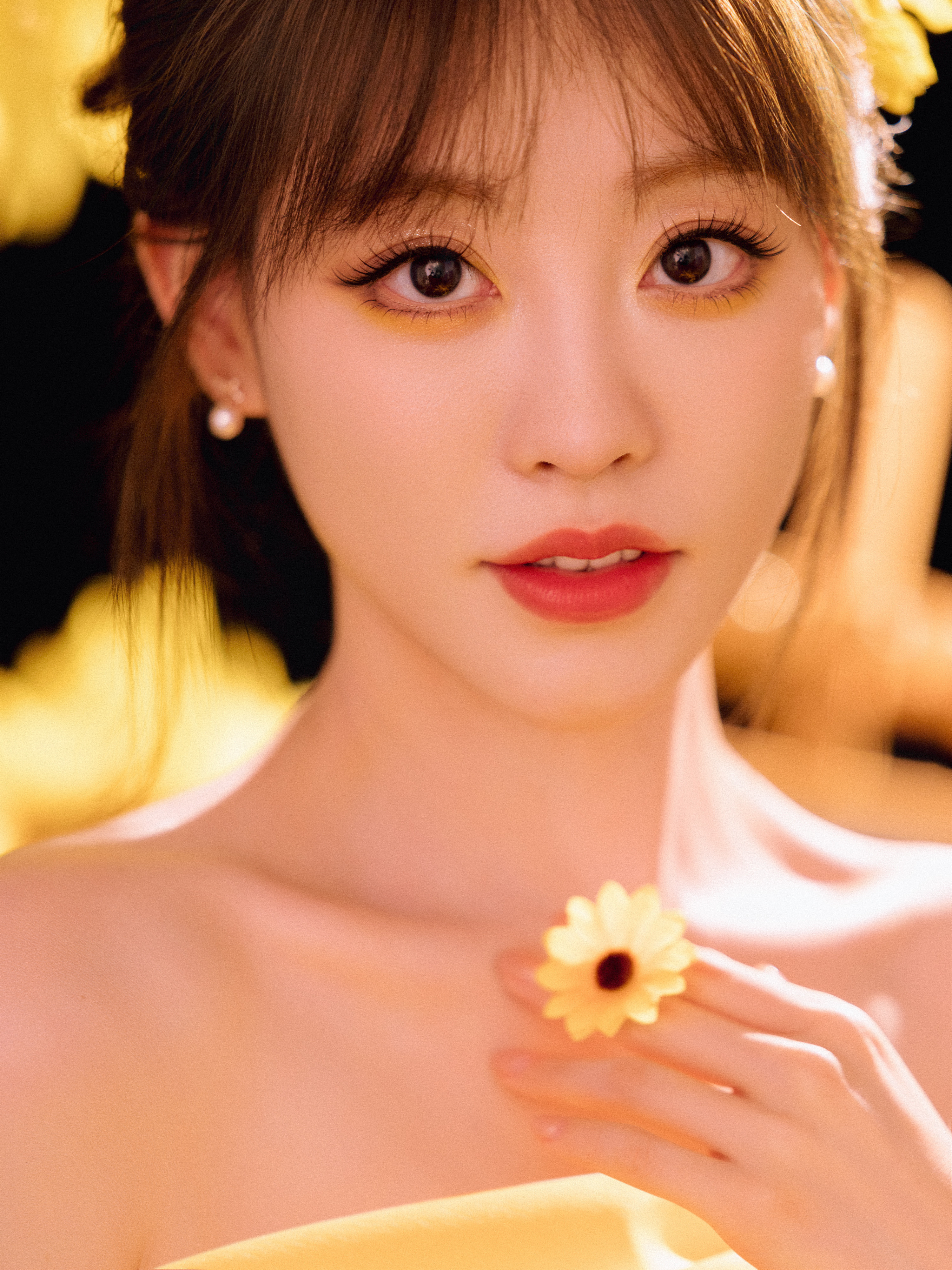 祝绪丹一袭明艳的黄裙，宛如春日里跃动的精灵。​​​