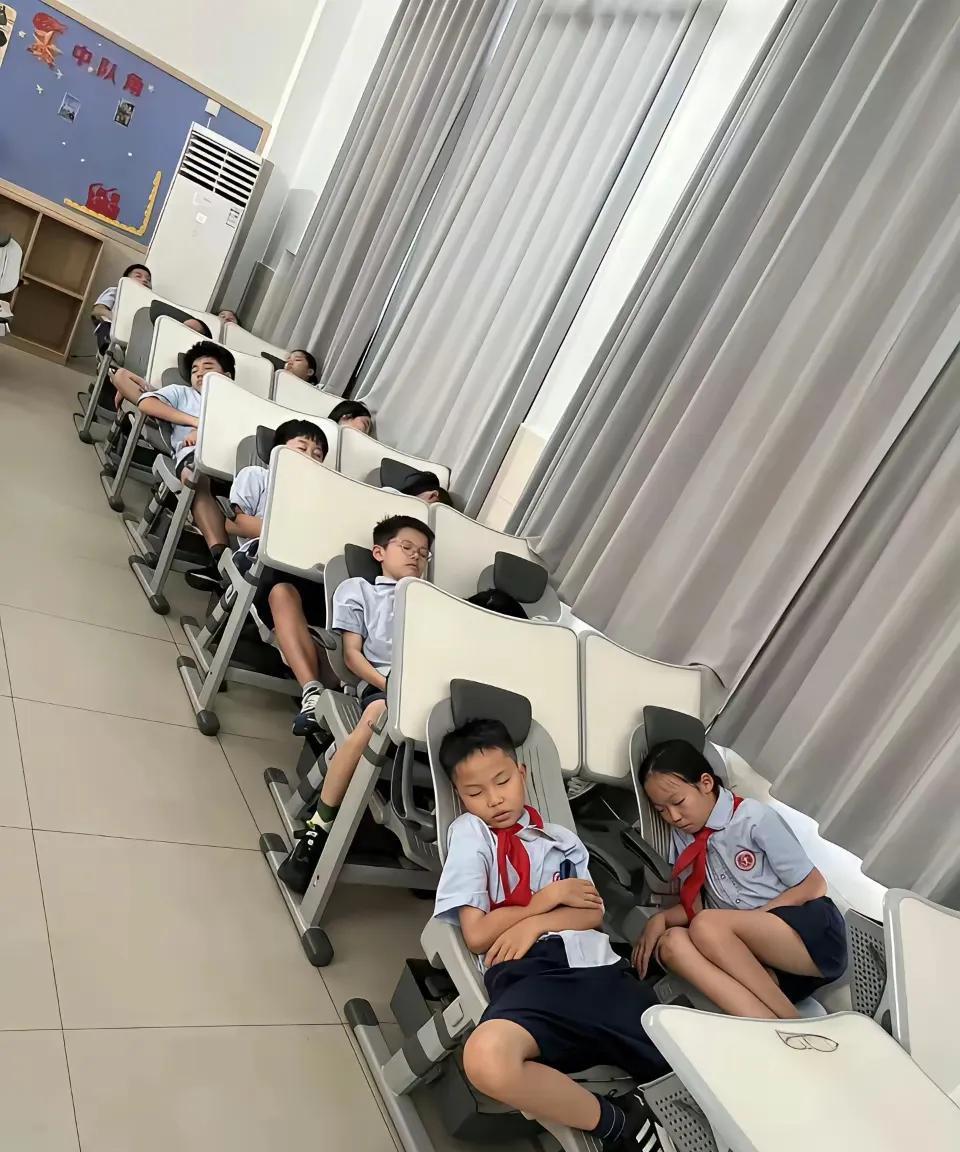 儿子说这一看都是家里很有钱的