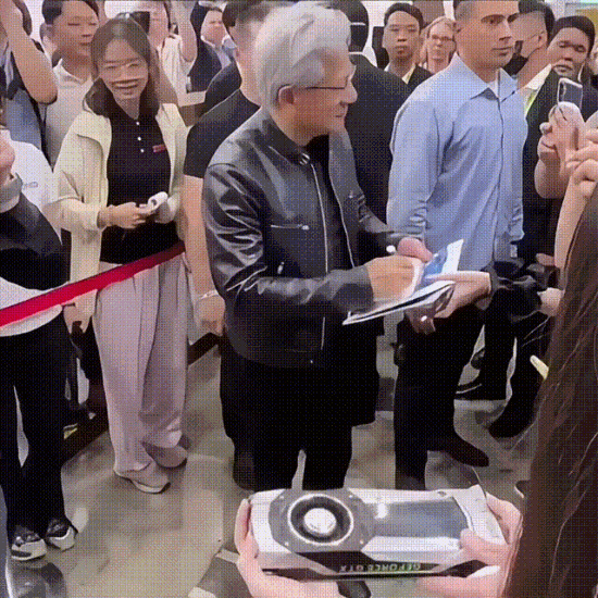 近日，黄仁勋在中国台湾为一位玩家在其GeForceGTX1080Ti上签名