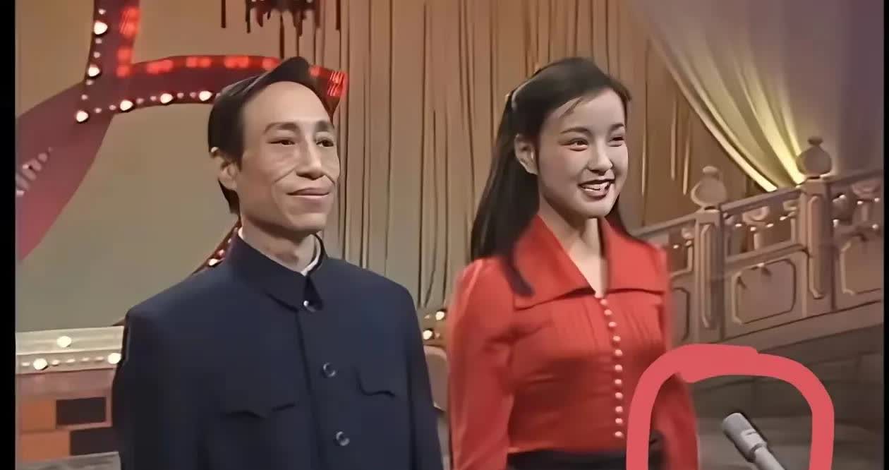 这是著名演员刘晓庆1983年主持春晚的照片，真是辣眼睛啊，差点认不出来了，那个时