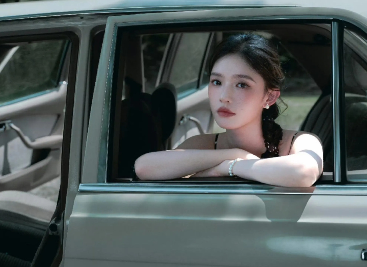 女演员林允最新分享晒出自己的户外写真大片，将日常场景转化为松弛度假大片，摒弃浮夸