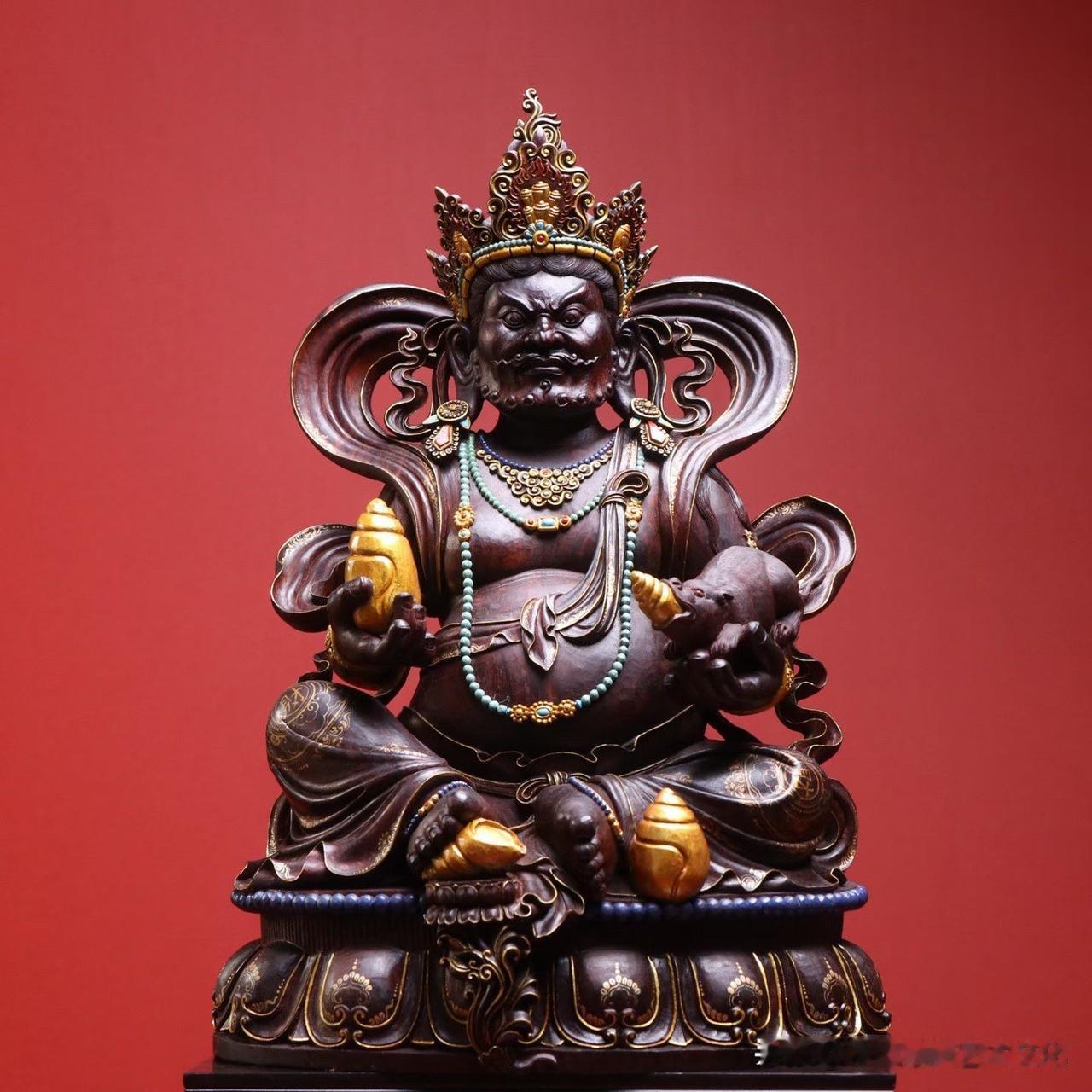 财神题材常见，但真正耐看的，不是金银满目，而是那份沉稳厚重的气度。小叶紫檀历