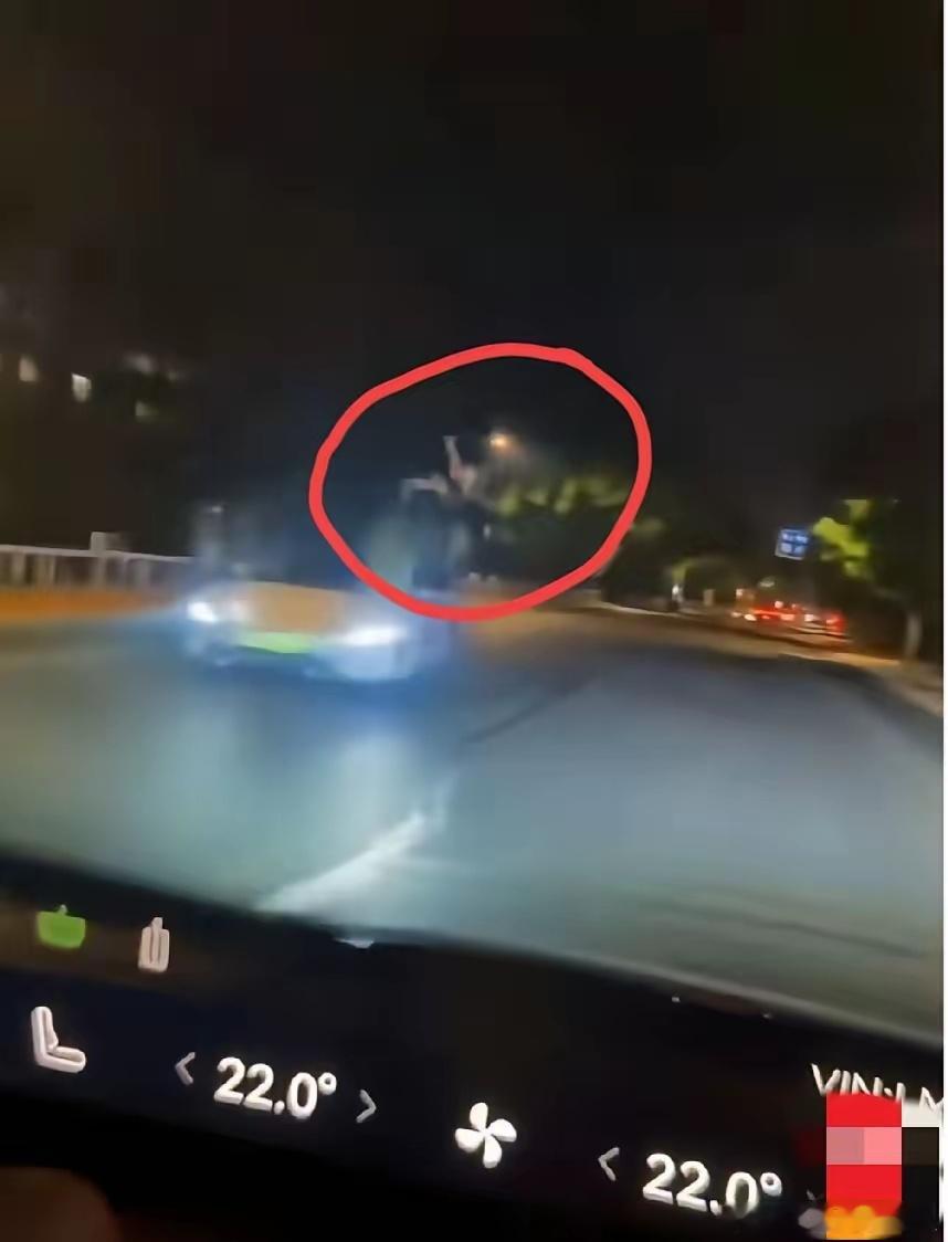 江苏苏州，深夜街头，一辆小米SU7撞上了横穿马路的行人，行人被撞飞。事故有没有造