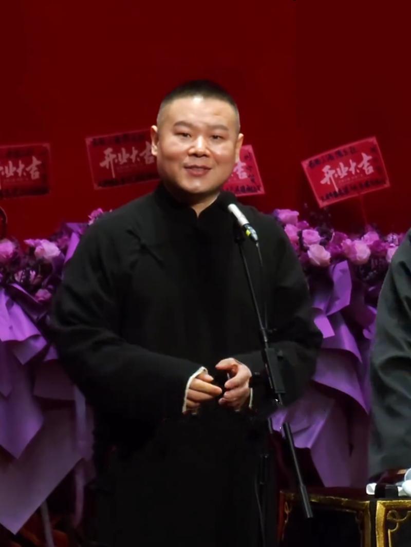 岳云鹏返场，送演唱会门票！上海德云社开业演出最后一天晚场，岳云鹏返场时，是彻底放