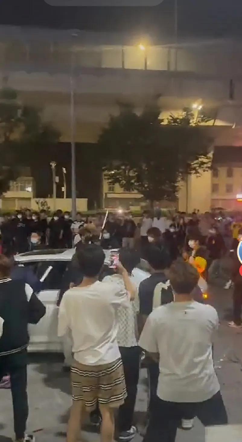 8090后都有古惑仔可以看，打打杀杀有大哥的气场，临沂这个能叫来30多人的小伙子
