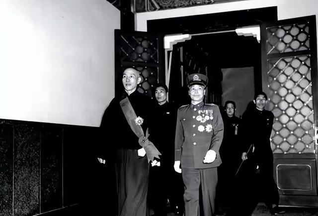 1949年，蒋介石正在睡午觉，醒来后，却发现天塌了，亲信俞济时告诉他：“南京失守
