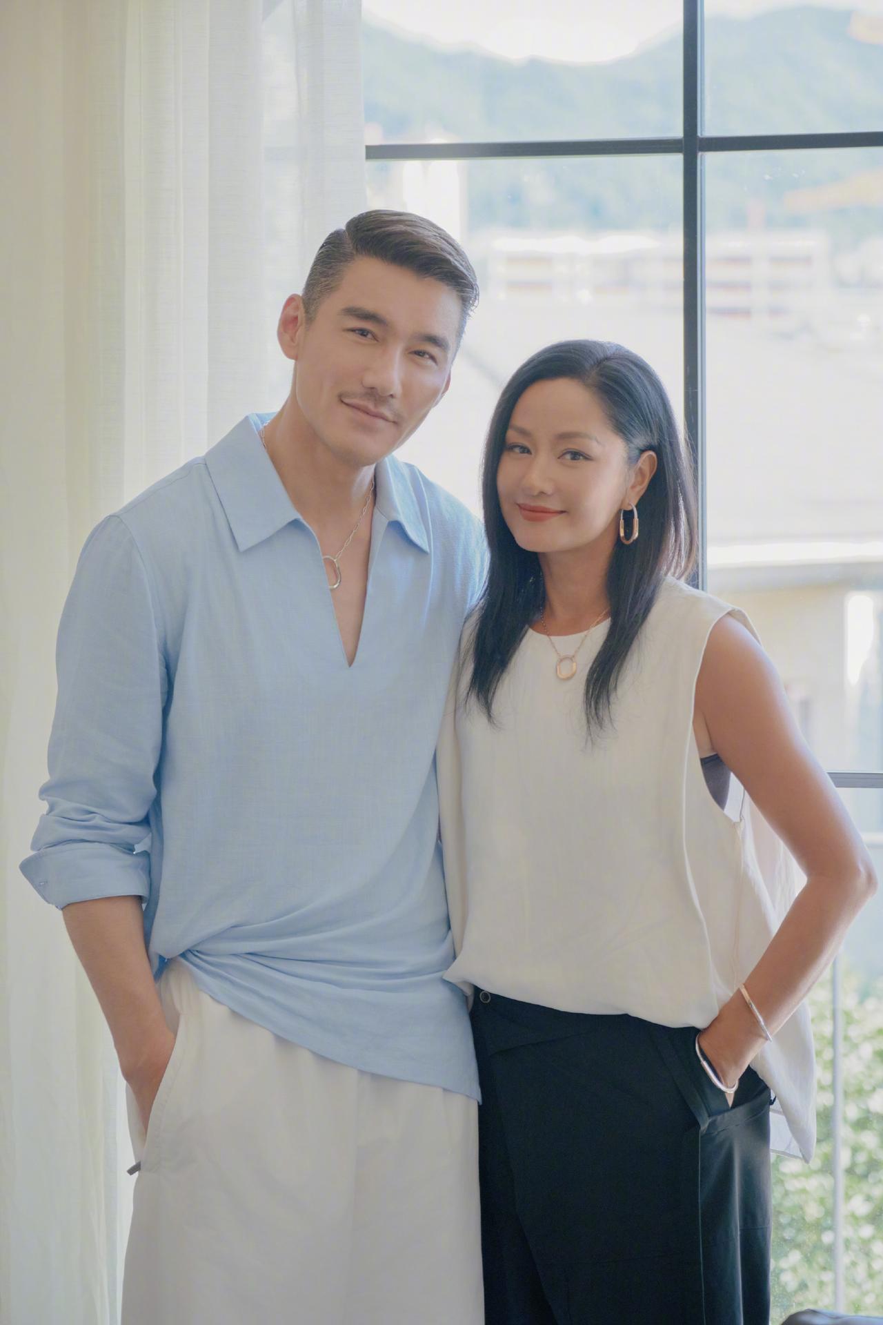 胡兵泪如雨下，80岁母亲临终前紧握他的手：放下瞿颖吧，你50了，妈妈闭不上眼。这