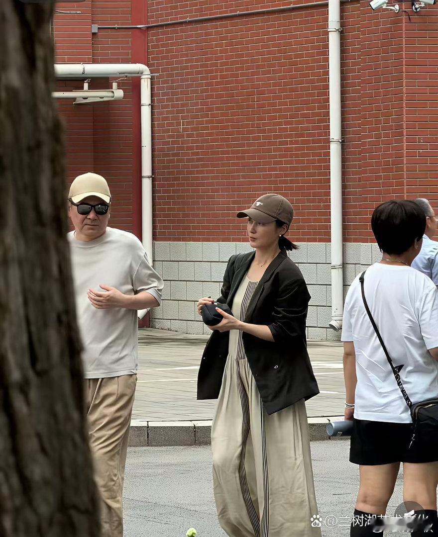 蒋勤勤真的美，儿子读大学了，下颌线还这么清晰，身材也很好