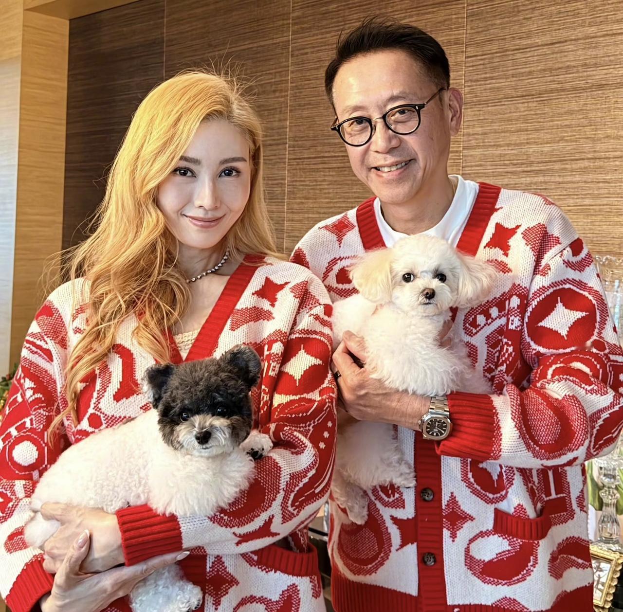 2月18日，李嘉欣晒与老公许晋亨合影，大年初二，夫妻俩穿情侣装出镜，满满的都是爱