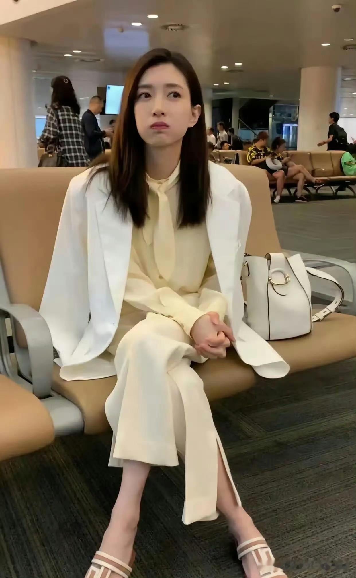 江疏影这身白色西服配淡黄衬衫，干练里透着清爽，配色很好看。但最吸睛的还得是那双