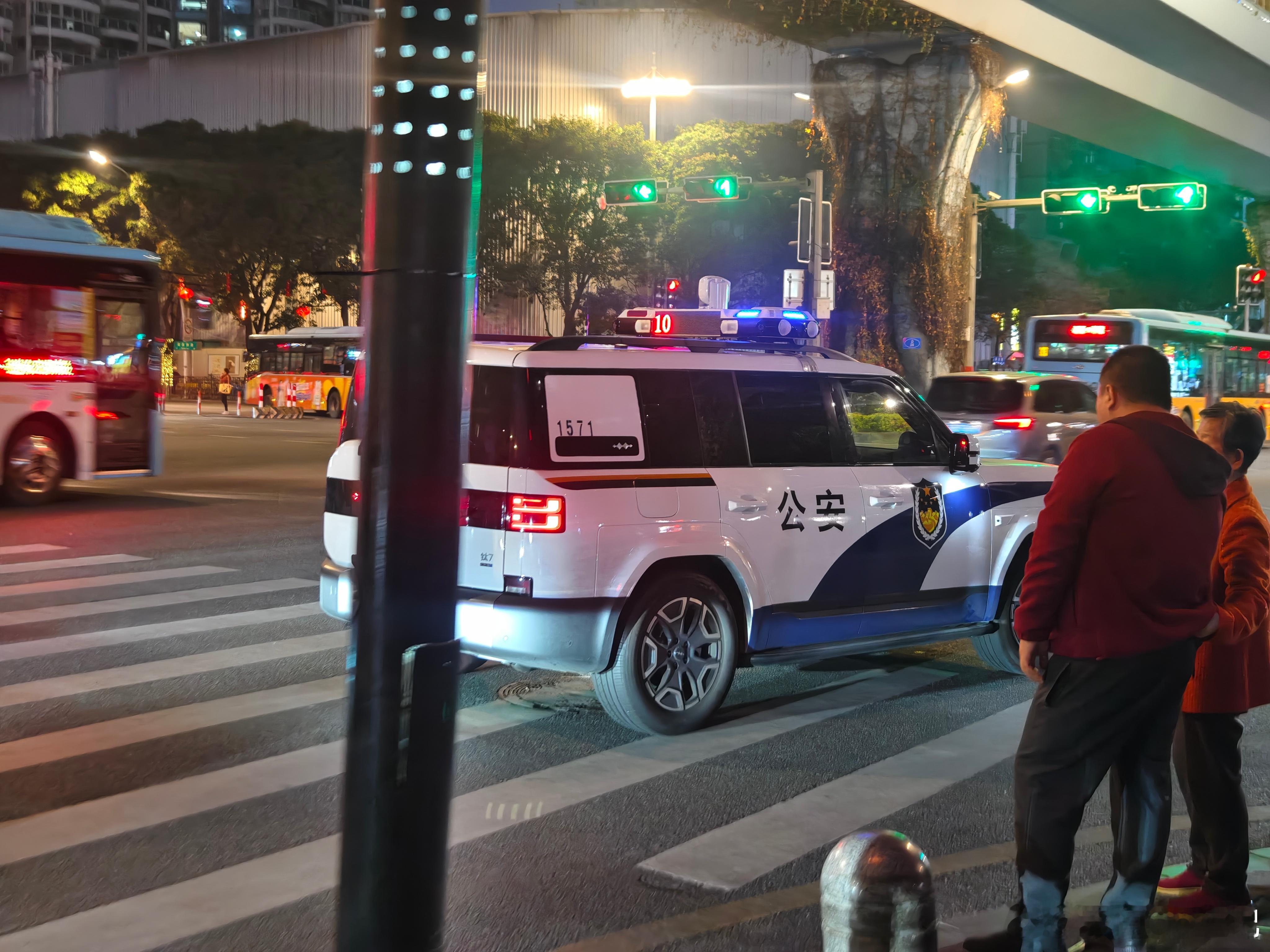警察酥酥都用上方程豹了