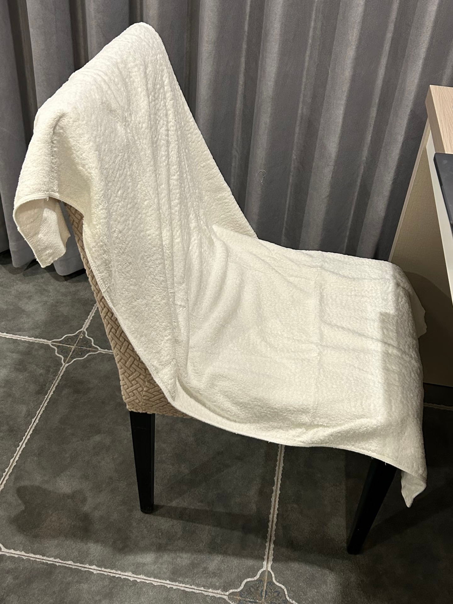 住酒店不带毛巾的人天塌了不只是毛巾，拖鞋也得谨慎对待。我每次出差都会带上自己的拖